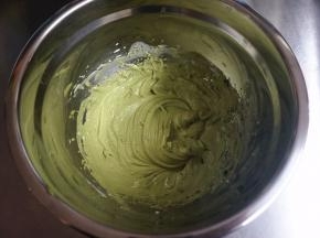 5克抹茶粉，70毫升淡奶油，11克细砂糖混合打发至8分发。