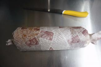 将蛋糕卷紧紧卷起，放入冰箱冷藏定型约1小时然后取出，装饰蛋糕卷，切片享用。