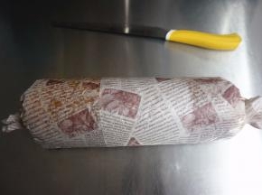 将蛋糕卷紧紧卷起，放入冰箱冷藏定型约1小时然后取出，装饰蛋糕卷，切片享用。