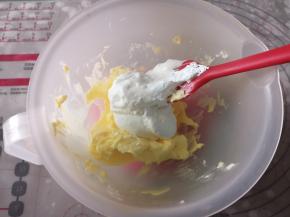 把fluff液体棉花糖放进软化的黄油中，搅拌均匀。
这种棉花糖是液体的，像云朵一样轻柔，有种浓郁的香草气息，非常宜人，吃起来口感香甜，可以直接替代细砂糖做饼干蛋糕和面包。