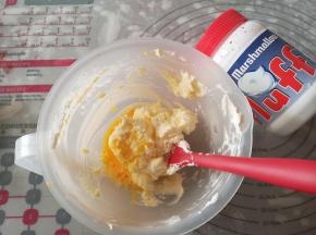蛋液分次加入黄油糊，搅拌均匀。