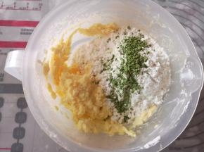 低筋面粉和一克水割抹茶粉放入混合物中。搅拌成均匀的抹茶面团。