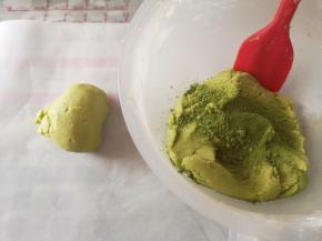 取大概1/5抹茶面团出来，在剩余的面团内加入两克抹茶粉。