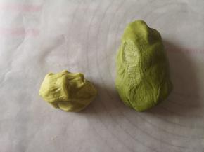这样我们就得到两种颜色不同的抹茶面团。