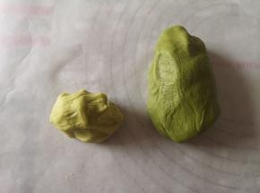 这样我们就得到两种颜色不同的抹茶面团。