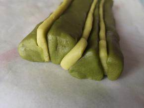 冷冻好的浅色面团加在深色面团中间。