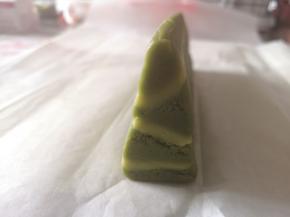 用油纸整理成三角形，两头不整齐的部分用刀切掉。