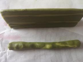 把切掉的部分大致整成长方体长度和整理好的三角形一致，宽度大约是三角形底部的1/2，将长方体和三角形组合在一起，长方体放在三角形底部的中间，用手轻按捏合，放冰箱里冷冻20分钟。