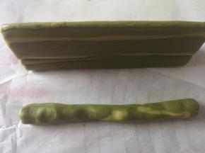 把切掉的部分大致整成长方体长度和整理好的三角形一致，宽度大约是三角形底部的1/2，将长方体和三角形组合在一起，长方体放在三角形底部的中间，用手轻按捏合，放冰箱里冷冻20分钟。
