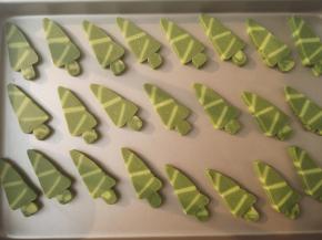 用锋利的刀切成5mm厚的饼干。