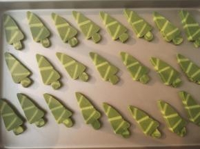 用锋利的刀切成5mm厚的饼干。