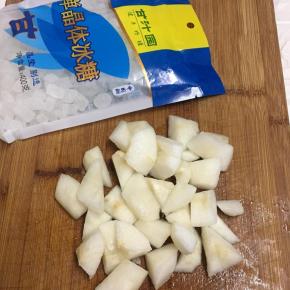 雪梨去皮洗净，去核切小块。