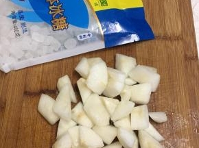 雪梨去皮洗净，去核切小块。