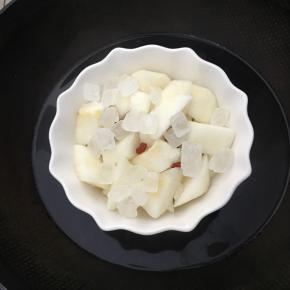 上锅加盖大火蒸15分钟，转中小火再蒸30分钟即可关火。