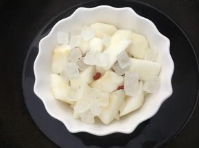 上锅加盖大火蒸15分钟，转中小火再蒸30分钟即可关火。