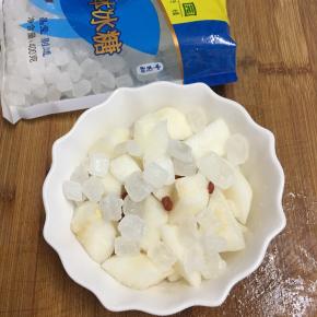切好的雪梨放入碗中，加入冰糖和枸杞子。
