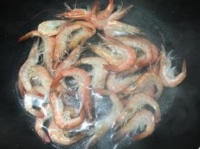 大虾洗净，锅里加水大火烧开，下入大虾烫至变色捞出。
