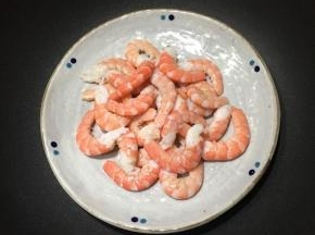 大虾去壳备用。