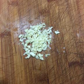 蒜头切碎备用。