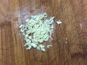 蒜头切碎备用。
