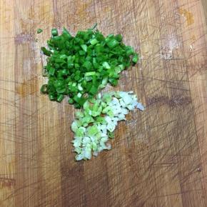 香葱切碎备用。