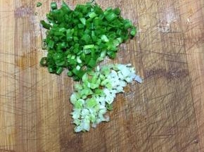 香葱切碎备用。