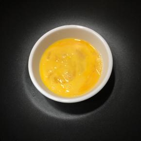 鸡蛋打散备用。