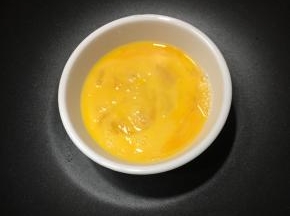 鸡蛋打散备用。