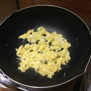 锅里加入少许油，大火烧热，倒入蛋液炒散盛出。