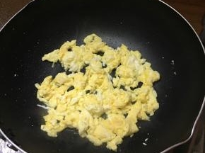 锅里加入少许油，大火烧热，倒入蛋液炒散盛出。