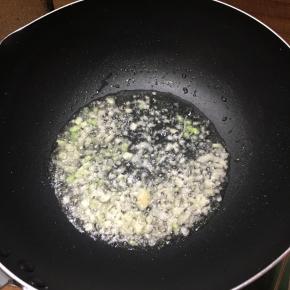 锅里再次加入油，大火烧热，下入蒜末和葱白煸出香味。