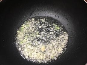 锅里再次加入油，大火烧热，下入蒜末和葱白煸出香味。