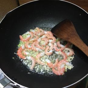 下入虾仁翻炒至水分收干。