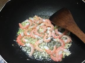 下入虾仁翻炒至水分收干。