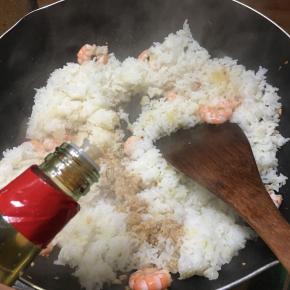 淋入酱油翻炒均匀。