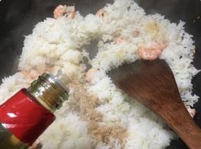 淋入酱油翻炒均匀。