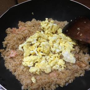 加入鸡蛋翻炒均匀。