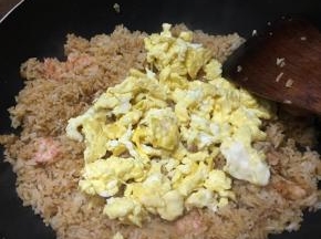 加入鸡蛋翻炒均匀。