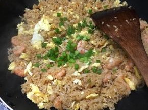 关火前下入葱花。