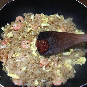 加入辣椒酱翻炒均匀。