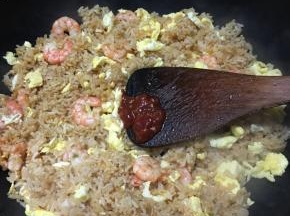 加入辣椒酱翻炒均匀。