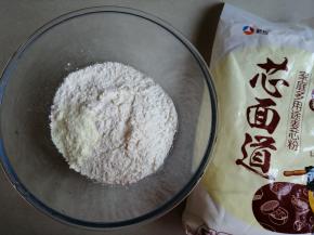 酵母和糖溶于温水中，面粉和奶粉倒入和面盆里