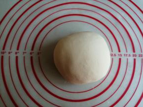 将酵母水倒入，揉成光滑的面团