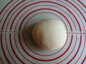 将酵母水倒入，揉成光滑的面团