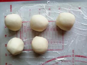 白色面团分成5个35克的小面团，做头部，揉圆，剩余的白面团做其他部位，备用，所有面团在未操作的时候，要盖上保鲜膜或者毛巾，防止风干