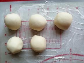 白色面团分成5个35克的小面团，做头部，揉圆，剩余的白面团做其他部位，备用，所有面团在未操作的时候，要盖上保鲜膜或者毛巾，防止风干