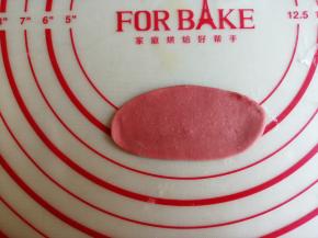 红色面团分成5个4克的，擀成长椭圆形，剩余的红色面团做鼻子