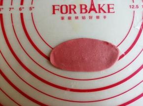 红色面团分成5个4克的，擀成长椭圆形，剩余的红色面团做鼻子