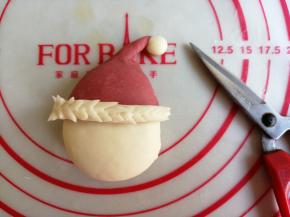 粘在红色帽子边缘，并用剪刀剪出一行行小尖角，不剪也可以