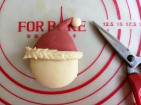 粘在红色帽子边缘，并用剪刀剪出一行行小尖角，不剪也可以